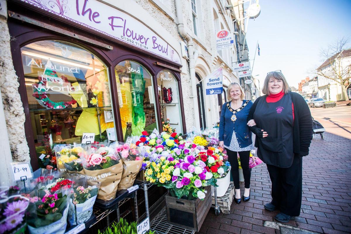 Holywell Florist Gives Away 50 Bunches Of Flowers To Spread Joy The Leader