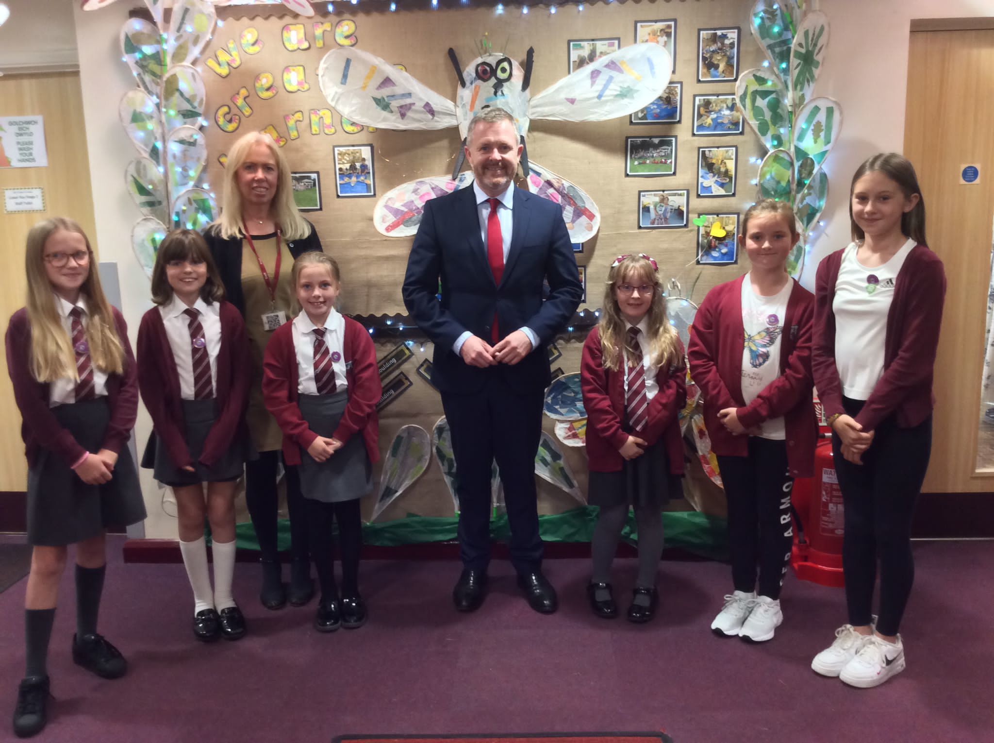 Minister for Education Jeremy Miles meets the Health Heroes at Wats Dyke CP School.