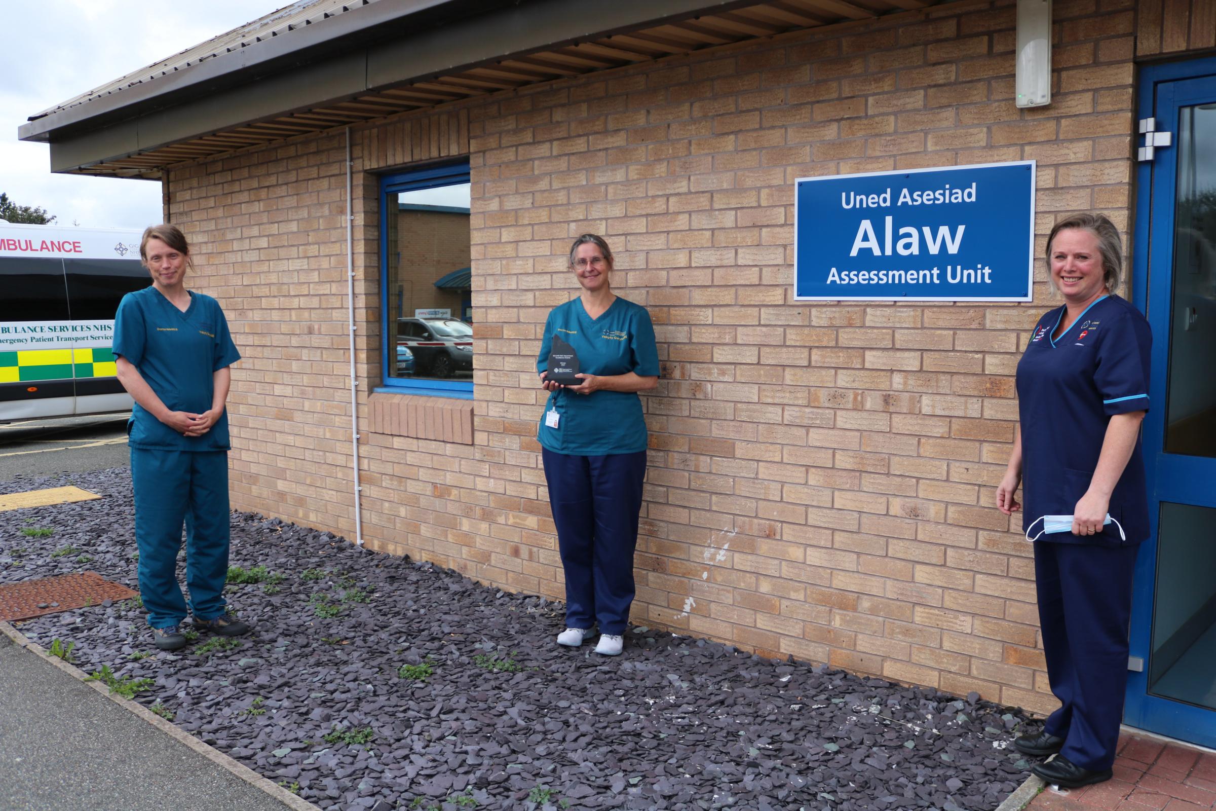 (l-r) Dr Anna Mullard and Dr Catherine Bale with their award and Alice Thomas outside the Alaw Unit at Ysbyty Gwynedd. 