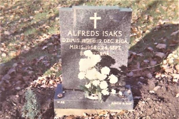 Alfreds Isaks' headstone, 1901-1968.