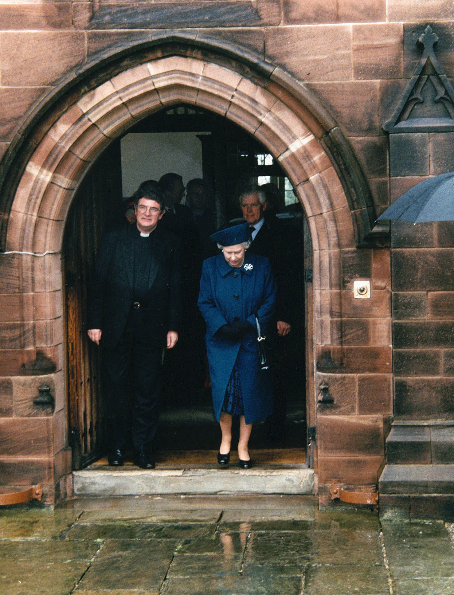 Queen Elizabeth II and Warden Peter Francis in the Library porch.