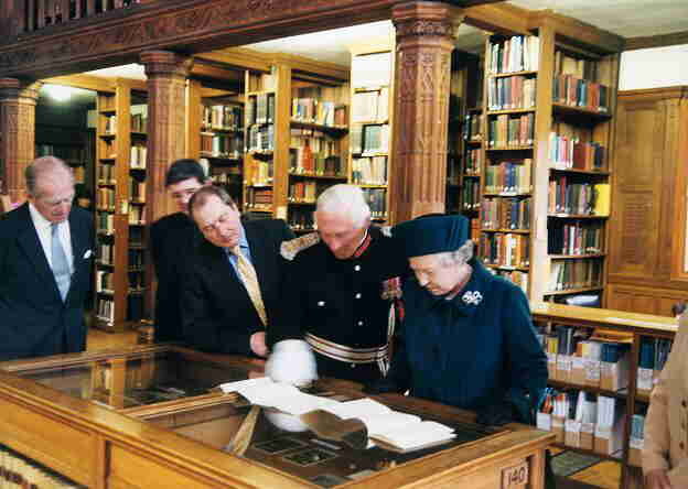 Queen Elizabeth visits the Reading Rooms with Ron Davies, Sir William Gladstone, Peter Francis and the Duke of Edinburgh.