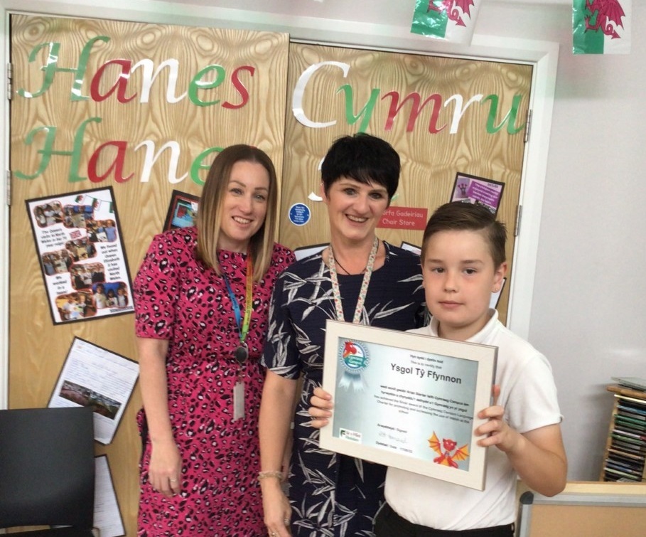 Bentley Coathupe receiving the certificate for Gwobr Arian as member of Criw Cymraeg, parent/governor Kelly Mapp-Jones (left) and Sharon Jones, Welsh advisor from Flintshire County Council who did the assessment. 