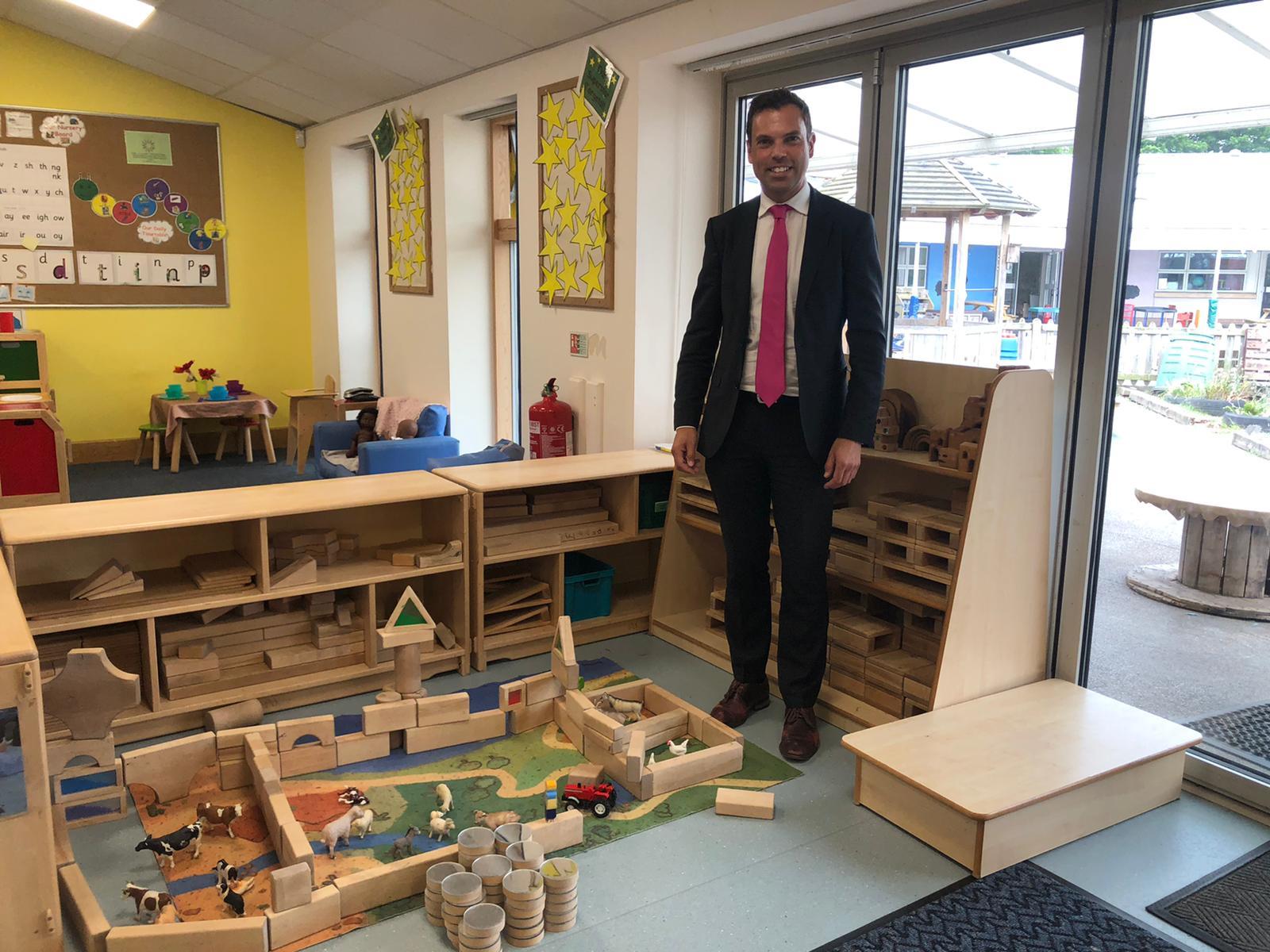 Ken Skates at Rhosymedre CP School in his role on the Senedds Children, Young People and Education Committee.
