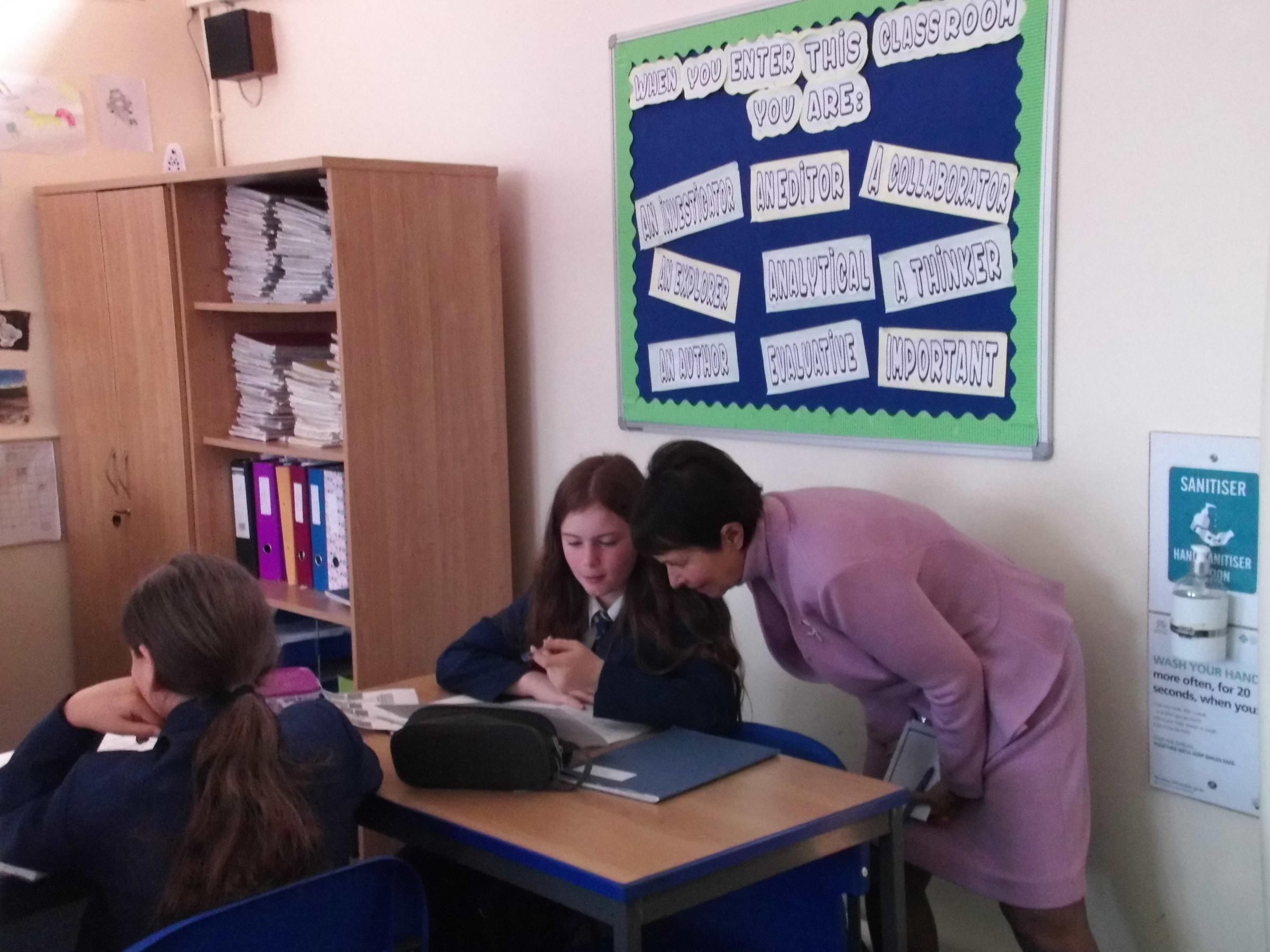 Dr Lyn Sharratt engaging in the classroom setting at Ysgol Rhiwabon. 