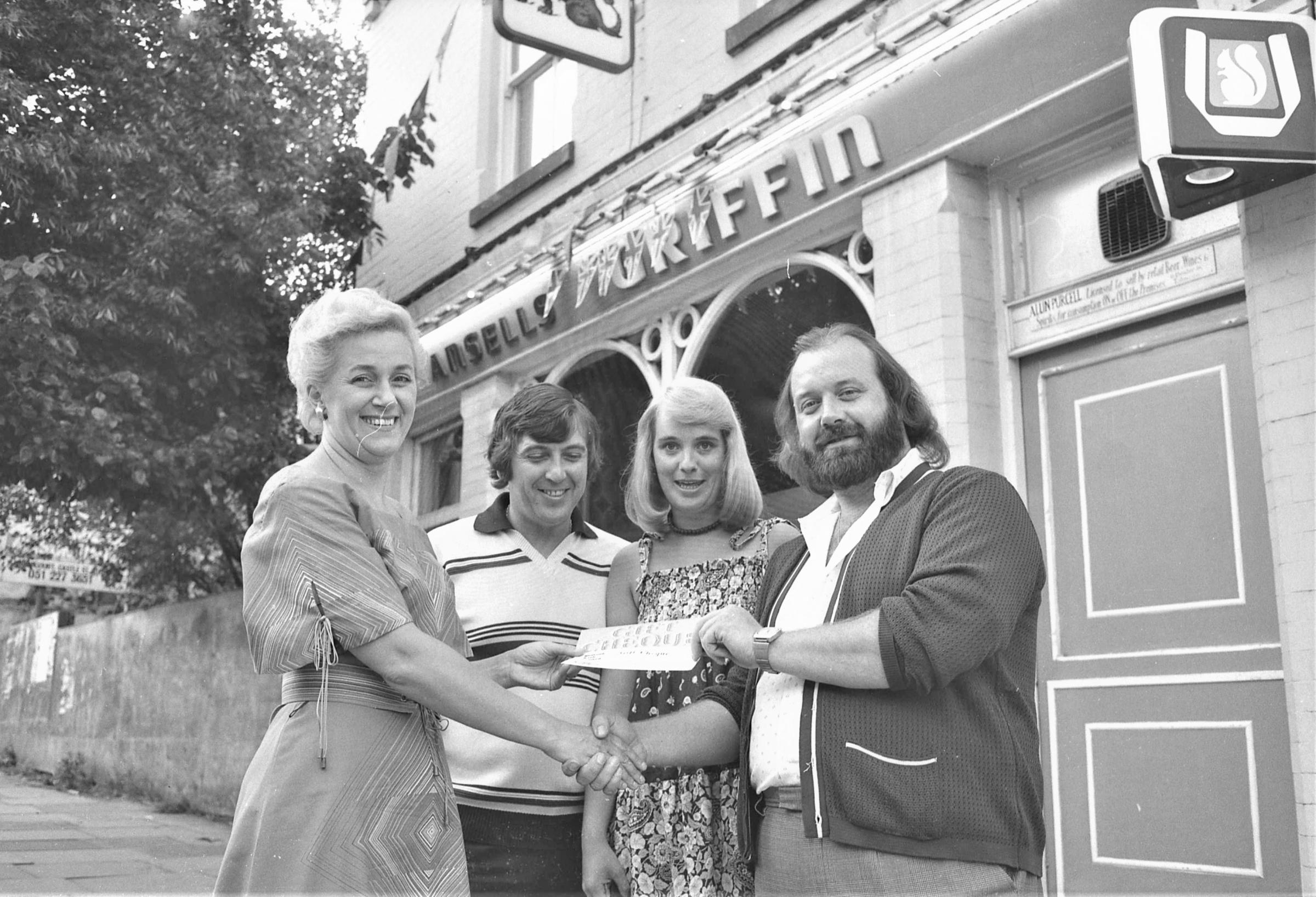 Presentation from the Griffin pub to Ysgol Delyn, July 1977.
