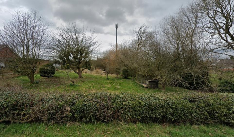 Wrexham: Shropshire border village's plea on phone mast 