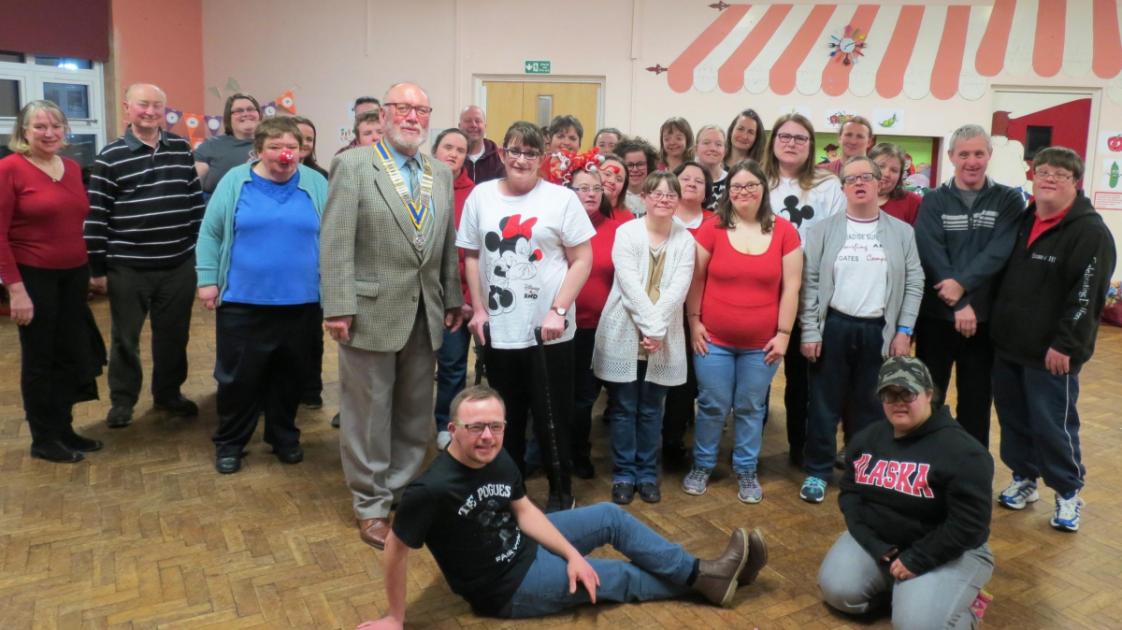 Mold performing arts group receives £900 in donations